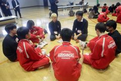 研修生らと将来像などについて話し合う生徒たち（上士幌中提供）