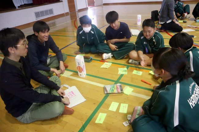 中学生が国家公務員と将来の夢語り合う　上士幌中でキャリア学習会