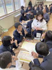 足寄高校の1年生44人が地元事業者を招いたグループ協議で地域について理解を深めた