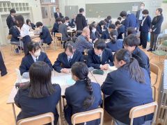 足寄高校の1年生44人が地元事業者を招いたグループ協議で地域について理解を深めた