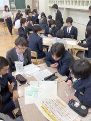 足寄高校の1年生44人が地元事業者を招いたグループ協議で地域について理解を深めた