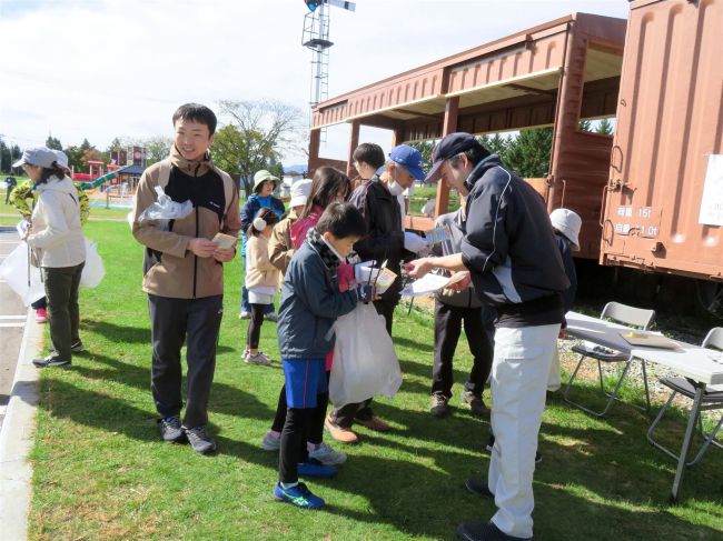 【写真】ごみを拾いながらウォーキングラリー　中札内