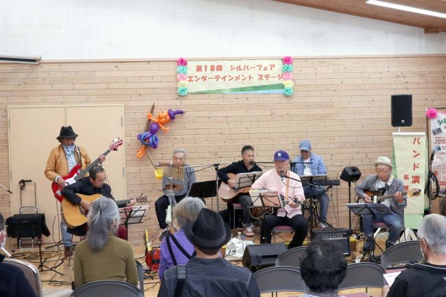 【写真】ステージ発表、体験で盛り上がる　市シルバー人材センターがフェア