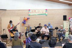 バンド演奏の特別ステージに耳を傾ける来場者（主催者提供）