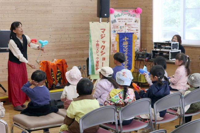 ステージ発表、体験で盛り上がる　市シルバー人材センターがフェア