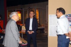 博物館で西里さん（左）を案内した持田学芸員（右）、中央は井上町長