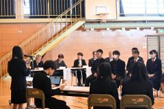 広瀬教育長（左から２人目）らに帯広の魅力向上策を発表する生徒
