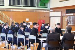 教育委員らの話に耳を傾ける生徒