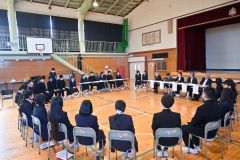 輪になって意見を交わす生徒と教育委員ら