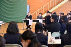 広瀬教育長と中学生、将来や学校生活で懇談　　帯広の魅力向上策発表も 5
