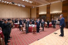 帯商、30期最後の議員総会 永年勤続議員を表彰 2