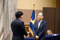勤続40年表彰を受けた笹井氏