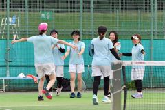優勝して喜び合う女子のタケシマスポーツＡの選手たち