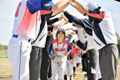 家族、指導者らがつくったアーチを笑顔でくぐる選手たち