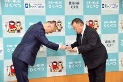 （写真左から）本田町長から感謝状を受け取る佐藤社長
