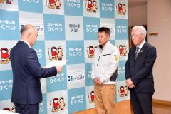 （写真左から）本田町長から感謝状を受け取る現場関係者