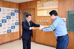 （写真右から）伊林署長から表彰状を受け取る長谷川会長