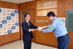 （写真右から）伊林署長から表彰状を受け取る長谷川会長