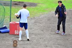 選手に打撃指導する白樺学園の亀田直紀監督（右）