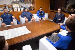 田中町長（中央）に抱負を語るシーニー選手（中央目）、ジャクソンさん（左から２番目）、ペレナラさん（左）