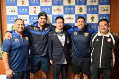 田中町長（中央）に健闘を誓うシーニー選手（右から２番目）、ジャクソンさん（左から２番目）、ペレナラさん（左）。右は小西さん