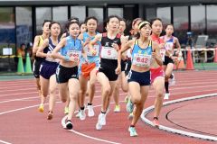 【Ｕ１６女子１０００メートル・予選３組】２分５１秒５５で予選を通過した人見仁菜（足寄中、ゼッケン５）