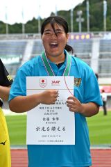 Ｕ１６女子円盤投げで３位入賞を果たし、表彰台で笑顔を輝かせる佐藤希夢（幕別清陵高）