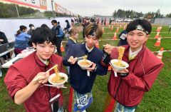 音更町内外の人気店のラーメンを味わう来場者（１８日午前１１時２０分ごろ、音更町道の駅おとふけで。塩原真撮影）