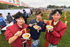 音更町内外の人気店のラーメンを味わう来場者（１８日午前１１時２０分ごろ、音更町道の駅おとふけで。塩原真撮影）
