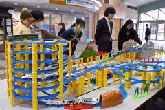 ＪＲ帯広駅構内の東コンコースに設置されたプラレールに見入る家族連れ（１８日午前１０時４０分ごろ、金野和彦撮影）
