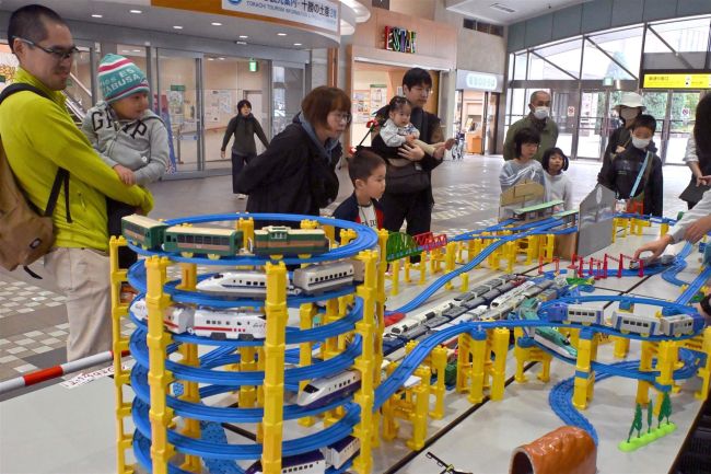 ＪＲ帯広駅開業１２０周年　模型展示や移動足湯で節目祝う