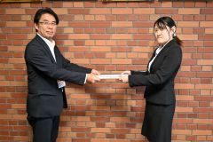 町保健福祉部の深谷部長（左）に提言書を手渡す帯広大谷短大看護学科の森田さん