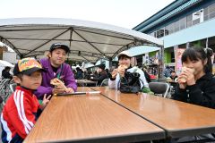 帯広競馬場が「ウマい」グルメ会場に変身 キッチンカー25台、19日まで開催中