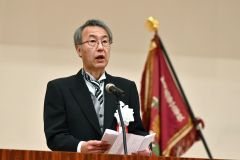 式典で祝辞を述べる佐野校長（金野和彦撮影）