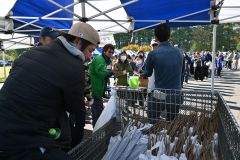 更別で取れた農産物販売コーナーには長蛇の列ができ、来場者は次々と目当ての野菜を購入していた
