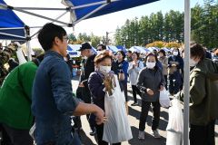 更別で取れた農産物販売コーナーには長蛇の列ができ、来場者は次々と目当ての野菜を購入していた