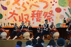 迫力ある演奏で大収穫祭の開会を飾った、さらべつかしわ太鼓保存会