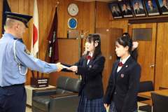 澁谷署長（左）から表彰状を受け取る大林さん（中央）