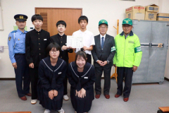 澁谷署長（左奥）から表彰状を受け取った大左古会長（右奥から３番目）ら大樹中生徒会の役員ら