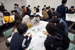 かるたで防災特有の日本語を学ぶ外国人技能実習生ら