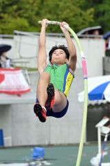 【U16男子棒高跳び・決勝】4メートル超えに挑む唯野虎徹(本別中)