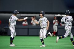 白樺学園、北照との決勝へ 準決勝で立命館慶祥に8―1 高校野球秋季道大会 12