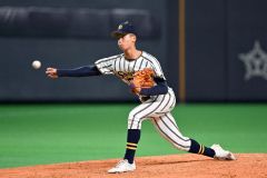 【準決勝・白樺学園―立命館慶祥】5回途中から投げ被安打1の無失点で抑えた白樺学園の窪田侑