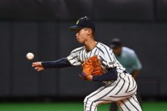 【準決勝・白樺学園―立命館慶祥】5回途中から投げ被安打1の無失点で抑えた白樺学園の窪田侑