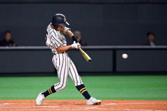 【準決勝・白樺学園―立命館慶祥】3回、無死から中前打を放つ白樺学園の細口生翔