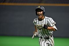【準決勝・白樺学園―立命館慶祥】7回1死満塁からスクイズを成功させ喜ぶ白樺学園の細口生翔