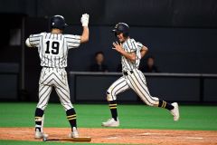 白樺学園、北照との決勝へ 準決勝で立命館慶祥に8―1 高校野球秋季道大会