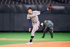 【決勝・白樺学園―北照】5回途中のピンチから登板し力投する白樺学園の鎌仲賢吾