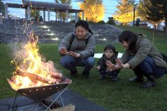 葉を使ったしおり作りに飲食も 音更でいちょうナイトマーケット開催