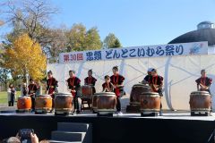 力強いバチさばきを披露する忠類小児童